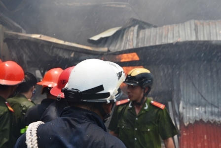 Toàn cảnh vụ kho chứa cồn ở Văn Điển bốc cháy, nhiều hàng hóa bị thiêu rụi  